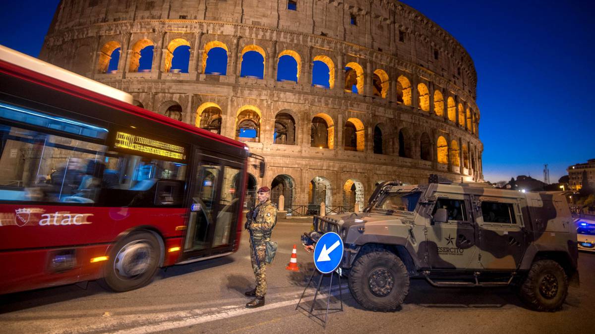 Un soldado patrulla frente al Coliseo de Roma (Italia).