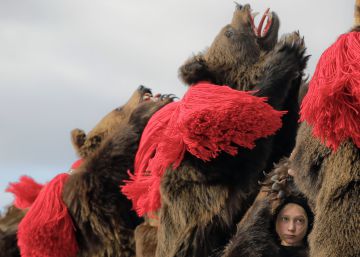 Una ni&ntilde;a participa en el ritual anual del oso en Comanesti (Rumania). 