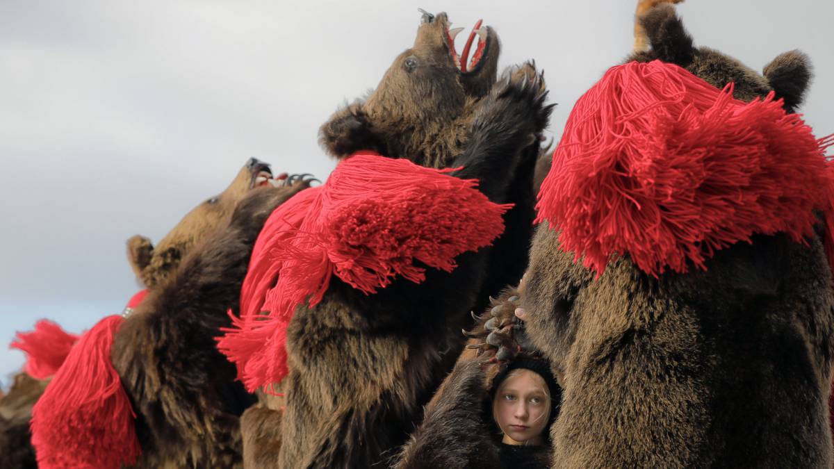 Una niña participa en el ritual anual del oso en Comanesti (Rumania).