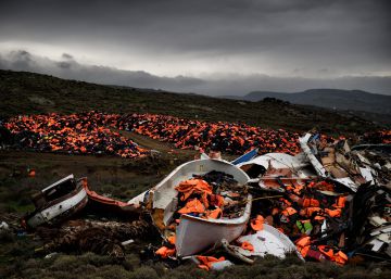 Botes da&ntilde;ados y miles de chalecos salvavidas usados por refugiados y migrantes durante su trayecto a trav&eacute;s del mar Egeo, en Mithimna (Grecia) 