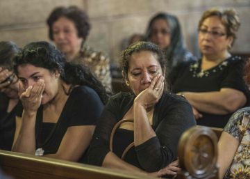 Familiares y amigos de los tripulantes y pasajeros del avi&oacute;n de EgyptAir estrellado en el Mediterr&aacute;neo rn rn 