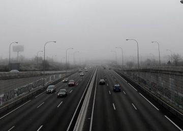 Tramo de la M-40, afectado por la niebla a primera hora de este s&aacute;bado. 