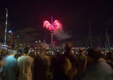 Cientos de personas presencian los fuegos artificiales de la Sky Tower en Auckland (Nueva Zelanda).