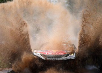 El franc&eacute;s S&eacute;bastien Loeb conduce su veh&iacute;culo Peugeot, entre Asunci&oacute;n (Paraguay) y Resistencia (Argentina).