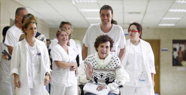 La auxiliar Teresa Romero, tras recibir el alta m&eacute;dica, en el Hospital Carlos III.