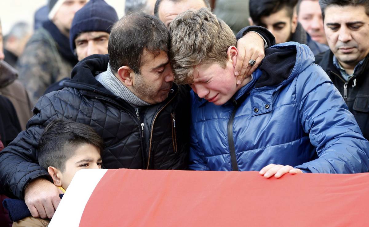 Familiares lloran durante el funeral de una de las víctimas del ataque, en Ayhan Arik (Turquía).