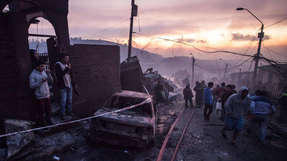 Un grupo de vecinos observan el estado de las viviendas.