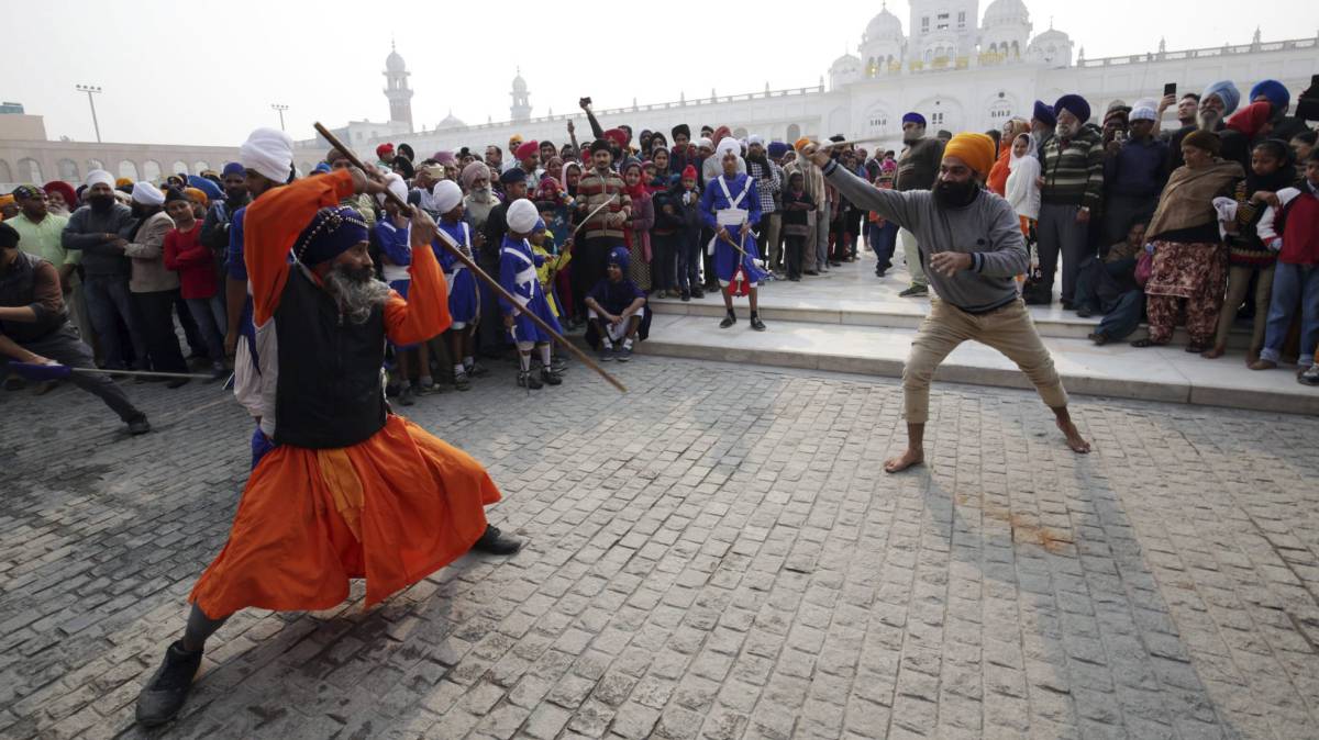 Indios sij muestran su destreza con las artes marciales "Gatka" durante una procesión religiosa celebrada en la víspera del 350 aniversario del nacimiento del décimo gurú sij Gobind Singh, en Amritsar (India).