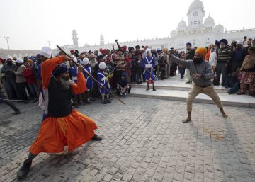 Indios sij muestran su destreza con las artes marciales "Gatka" durante una procesi&oacute;n religiosa celebrada en la v&iacute;spera del 350 aniversario del nacimiento del d&eacute;cimo gur&uacute; sij Gobind Singh, en Amritsar (India). 
