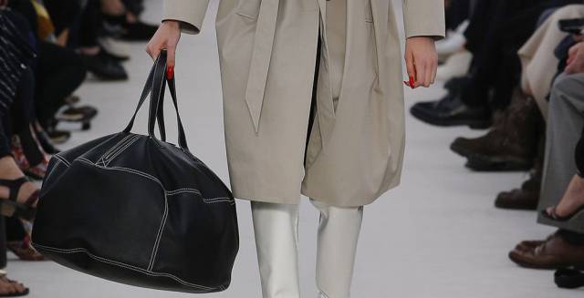 Bolso de Balenciaga en el desfile primaveraverano 2017.