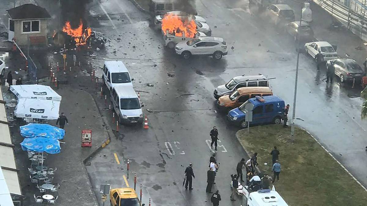 Varios coches arden como consecuencia del atentado con un coche bomba, en Esmirna (Turquía).