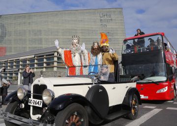 05-01-17 ReyesMagos SanSebastian  LLegada de los Reyes Magos a san Sebastian con el Palacio Kursaal de fondo.  foto javier hernandez juantegui