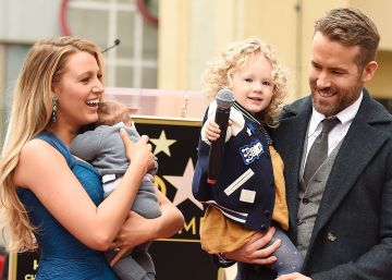 Blake Lively y Ryan Reynolds junto a sus hijos en el Paseo de la Fama de Hollywood el pasado 15 de diciembre.