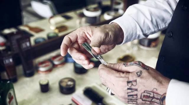 Menos m&aacute;quina y m&aacute;s trabajo de cuchilla, tijera y peine en Malditos Bastardos (Madrid).