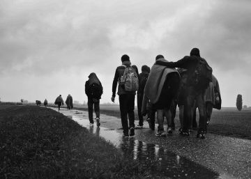 Refugiados en la frontera entre Serbia y Hungr&iacute;a. 