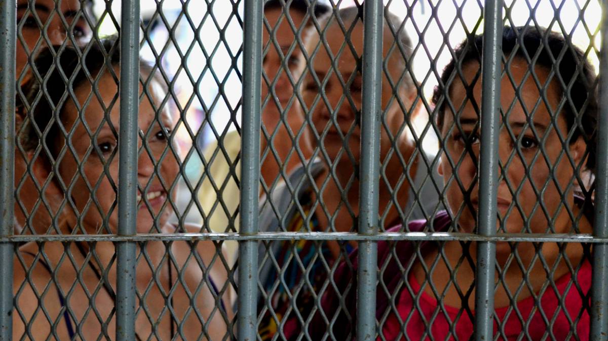 Mujeres al margen de la ley