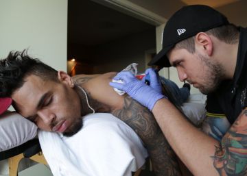 Hablamos con el murciano que le tatuó la cara a Chris Brown, el ex de Rihanna