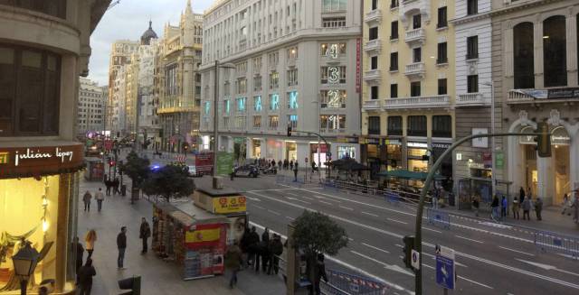Gran Vía on a day of traffic restrictions.