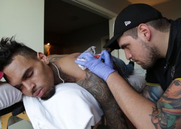 Hablamos con el murciano que le tatuó la cara a Chris Brown, el ex de Rihanna