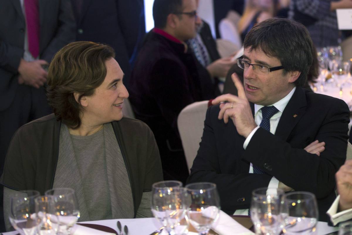La alcaldesa Ada Colau y el president Puigdemont, el viernes en la cena de gala del premio Nadal.