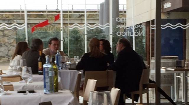 Rajoy (centro), Barreiro (derecha) y Pastor (de espaldas) con sus parejas.