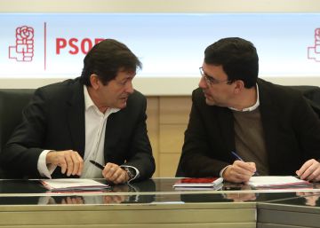 GRA021. MADRID, 04012017.- El presidente de la comisión gestora del PSOE, Javier Fernández (i), y el portavoz, Mario Jiménez, conversan al inicio de la reunión de hoy para convocar el próximo día 14 el Comité Federal en el que se va a fijar una fecha orientativa del congreso federal y de las primarias en las que se elegirá el nuevo secretario general. El Comité Federal ordinario acordará el calendario preparatorio del congreso y las conferencias que el partido pretende celebrar antes del mismo para sentar las bases de su nuevo proyecto político. EFEJ. J. Guillén