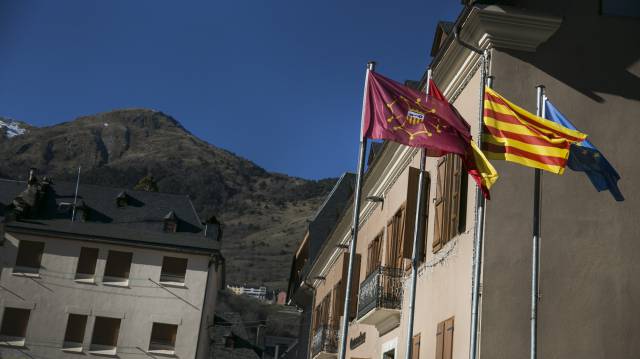 Banderas en el Gobierno de Arán en Vielha.