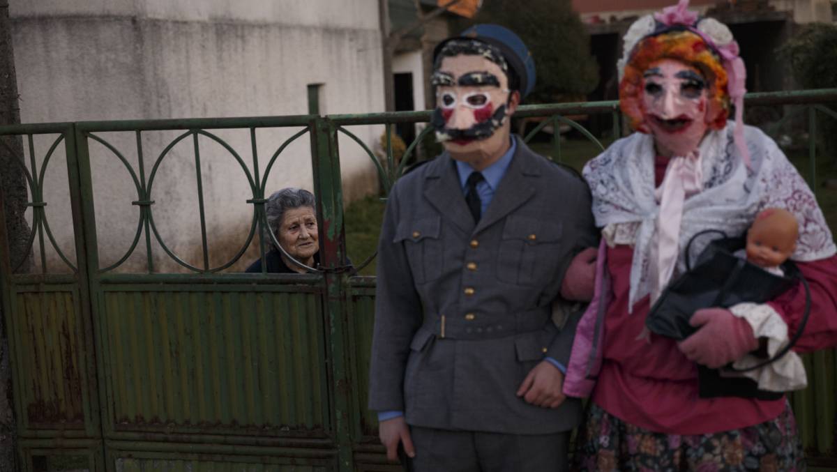 Una pareja vestida de los personajes de 'La Vaquilla' posan para una foto en Salsas, Portugal.