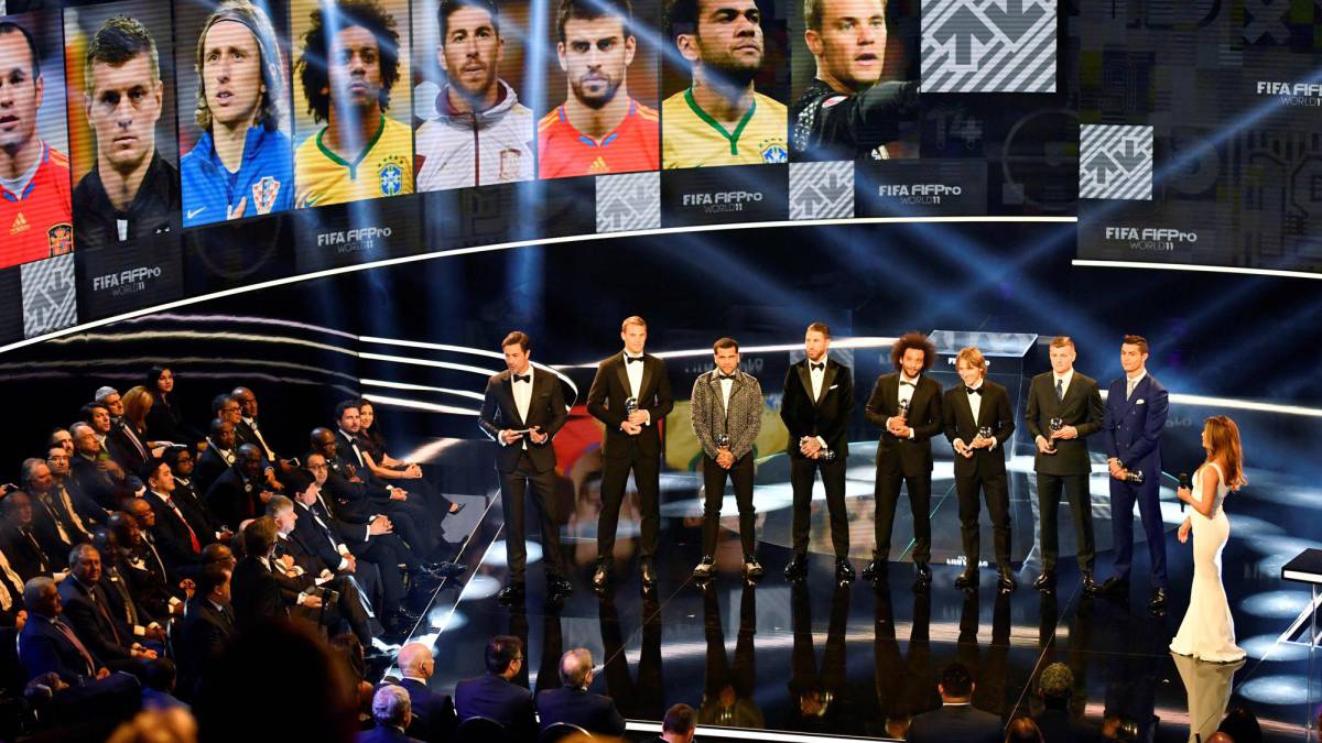 Varios futbolistas en el escenario de los premios FIFA The Best.