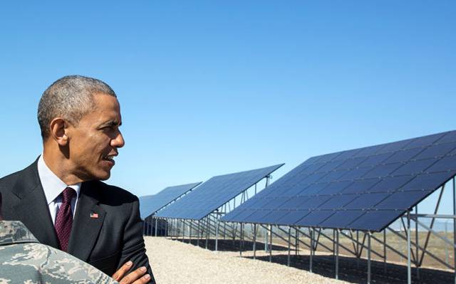 Obama observa unos paneles solares en una foto de 2015.