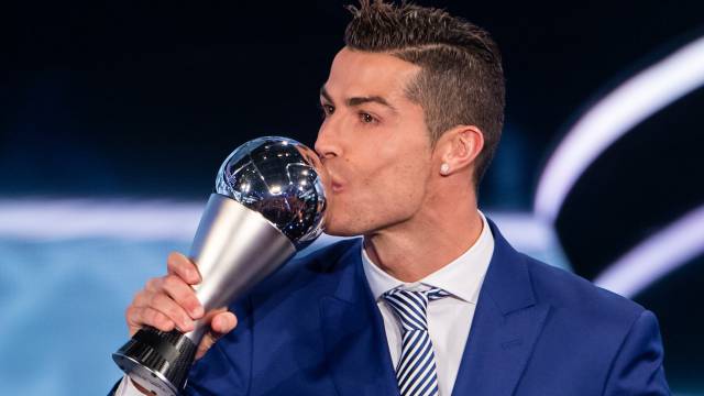 Cristiano Ronaldo besa su premio.