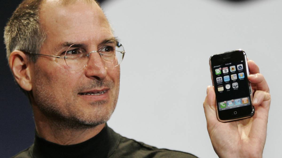 Steve Jobs muestra el nuevo iPhone durante la celebración de la exposición MacWorld Conference en San Francisco, en 2007.