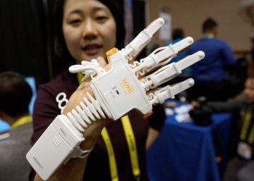 Anna Choi de Neofect con sus guantes Rapael para recuperar movilidad.