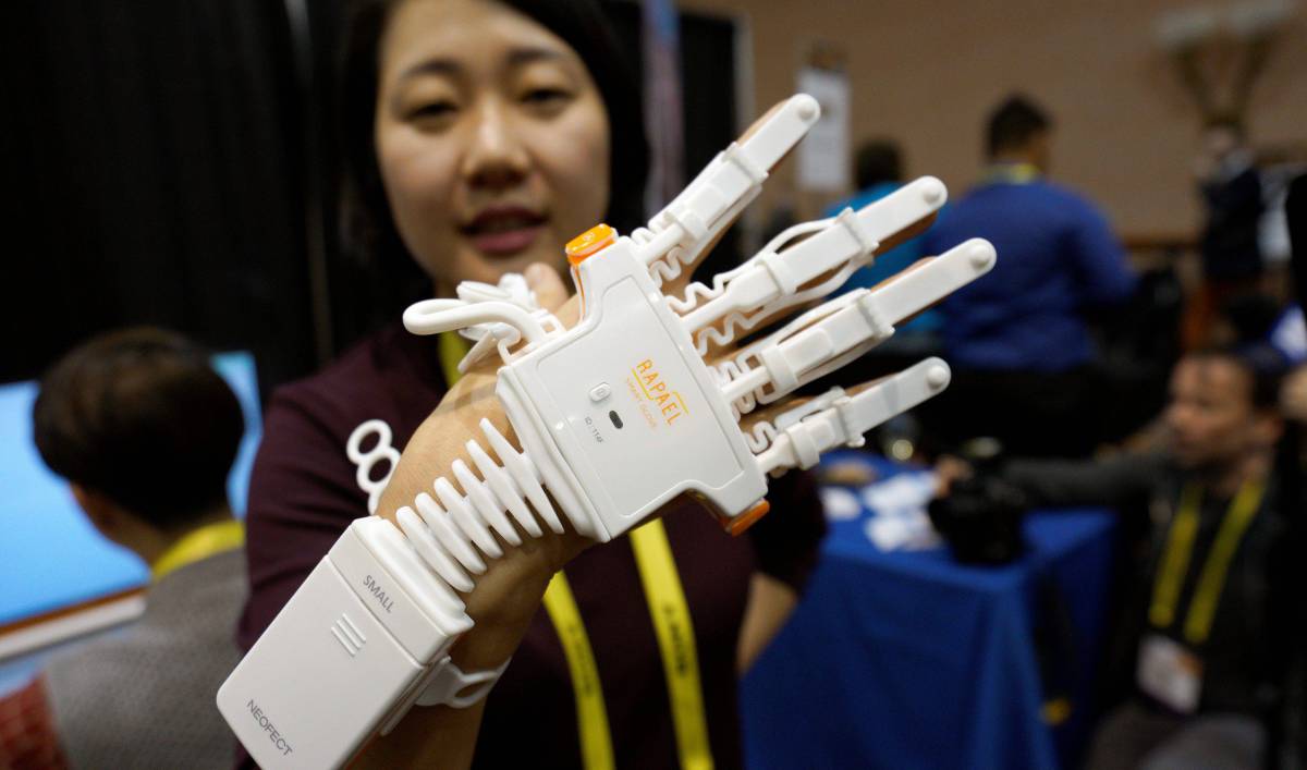 Anna Choi de Neofect con sus guantes Rapael para recuperar movilidad.