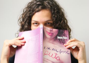 Amara Moira, con su libro.