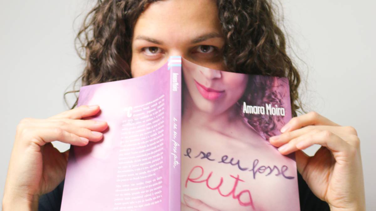 Amara Moira, con su libro.