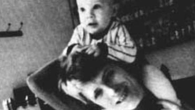 El cantante con su hijo, Duncan Jones.