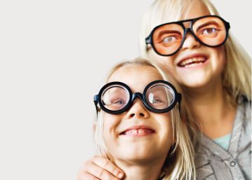 Enseñe a su hijo a reírse de sí mismo y será un superhéroe