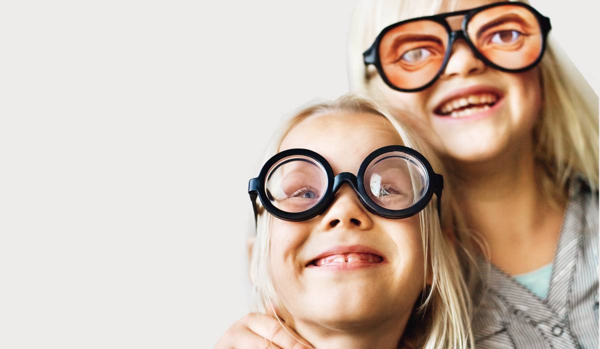 Enseñe a su hijo a reírse de sí mismo y será un superhéroe