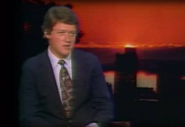 El gobernador de Arkansas, Bill Clinton, dando explicaciones en la televisión en 1980.