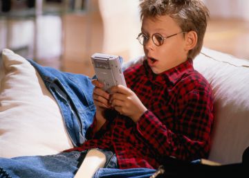 Un niño juega a la Game Boy de Nintendo.