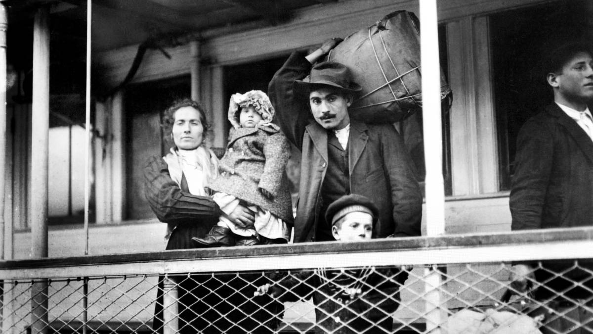 Familia de inmigrantes italianos a bordo del ferry de Ellis Island a Manhattan, en Nueva York, en 1905