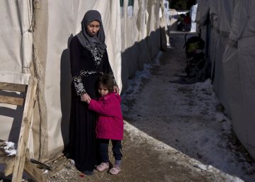 Rania Askar con su hija en el campamento de Ritsona (Grecia).