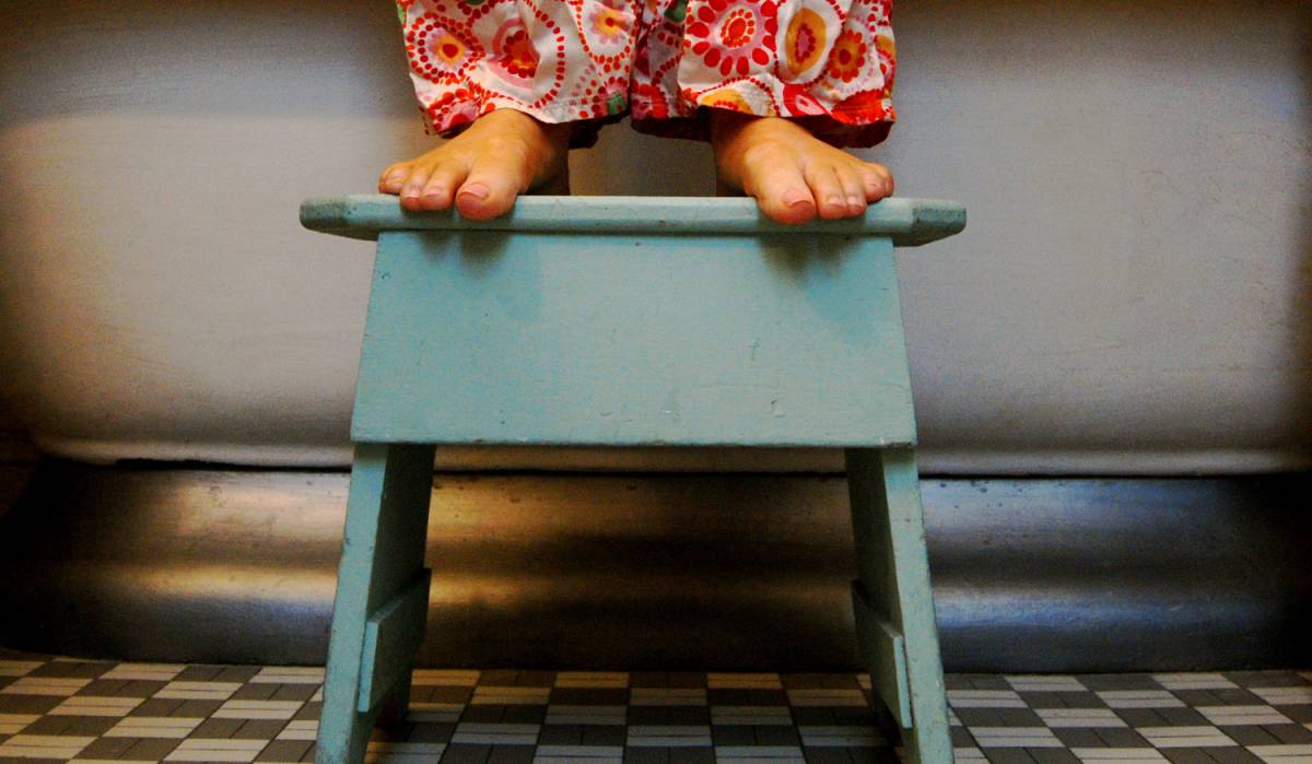La razón por la que debe poner un taburete en su baño (aunque no tenga niños)