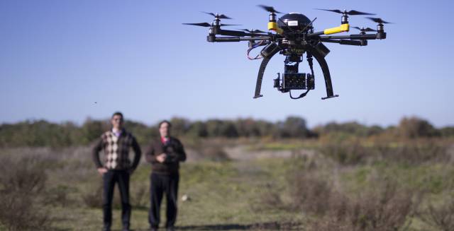 Técnicos del servicio de drones de la UCA realizan un vuelo.