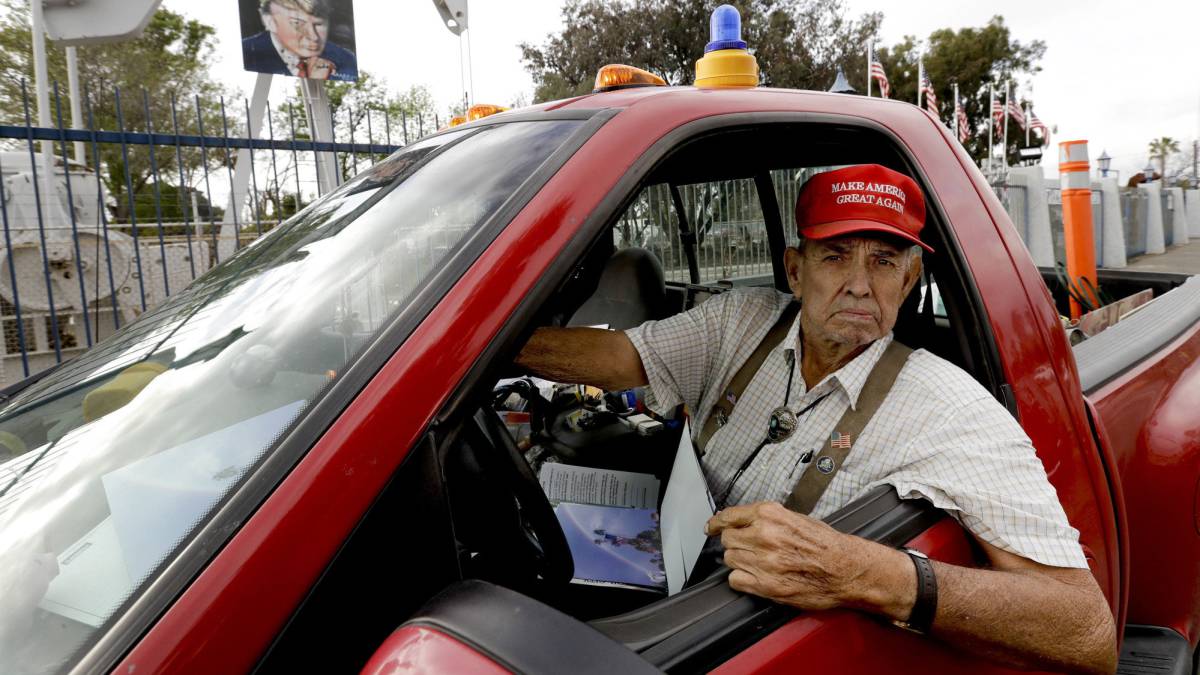 Ron Brindle posa para una foto en Huntington Beach, California (EE.UU).