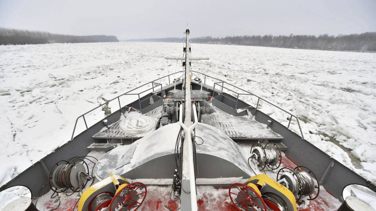 Un rompehielos húngaro navega entre el hielo, cerca del pueblo de Dalj (Croacia).