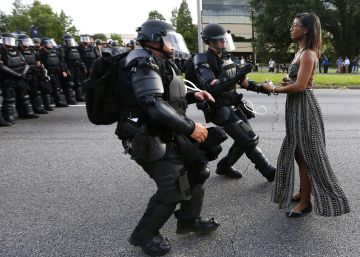 Una mujer se enfrenta a la polic&iacute;a de Baton Rouge, EE UU.