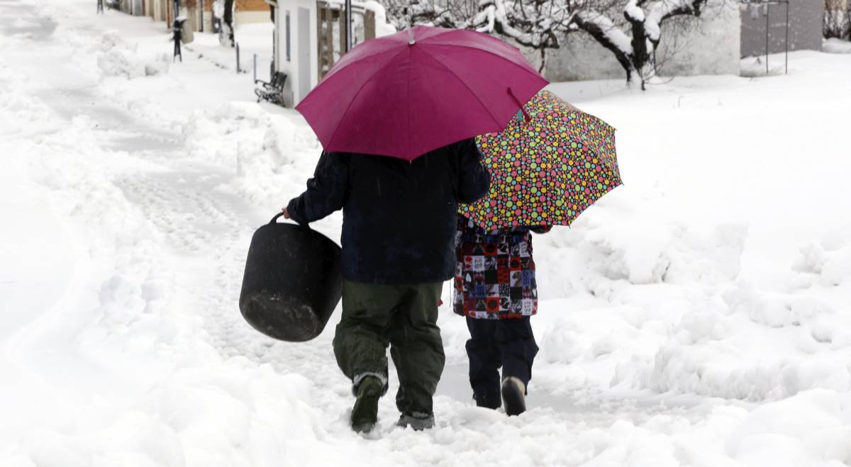 Dos vecinos de Famorca (Valencia) se dirigen a coger le&ntilde;a entre una espesa capa de nieve. 