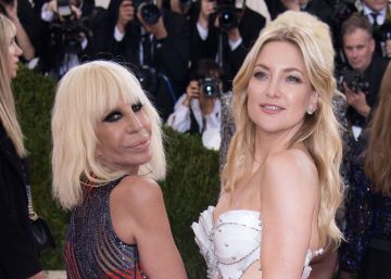Kate Hudson y Donatella Versace en la exposici&oacute;n del Met 2016.